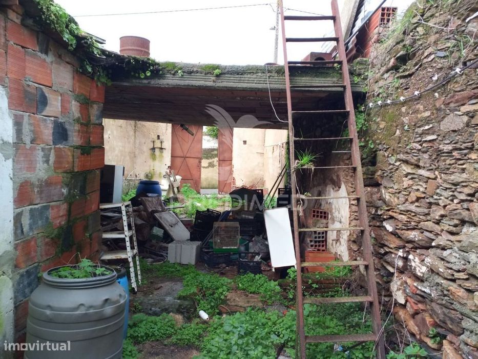 Moradia T6 para reconstrução no coração do Alandroal — com vista ma...
