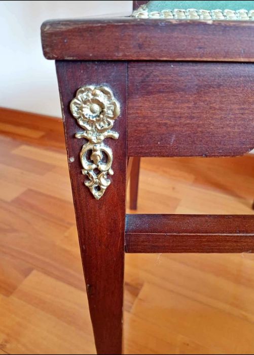 Cadeira Antiga com estofo verde