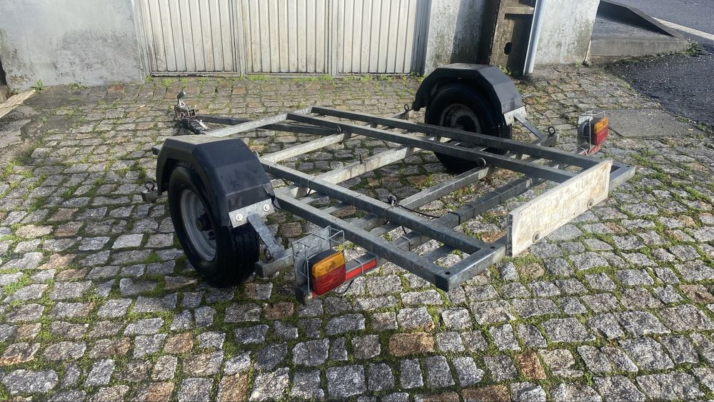 Atrelado para duas motos