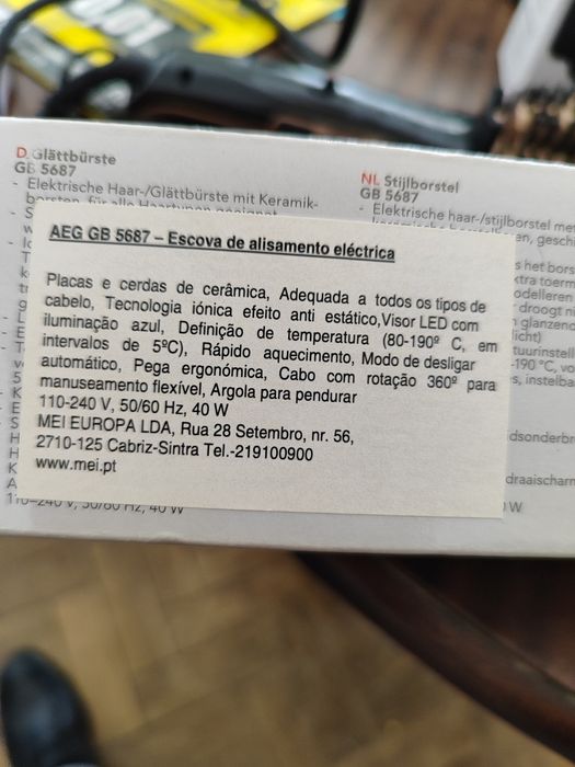 Escova alisadora de cabelo AEG.
