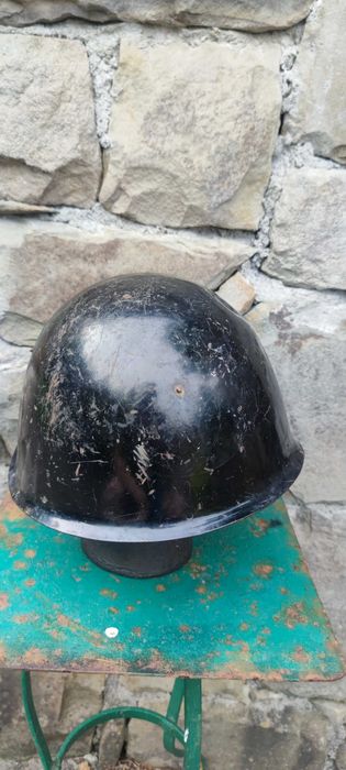 Czechosłowacki metalowy kask strażacki z odznaką