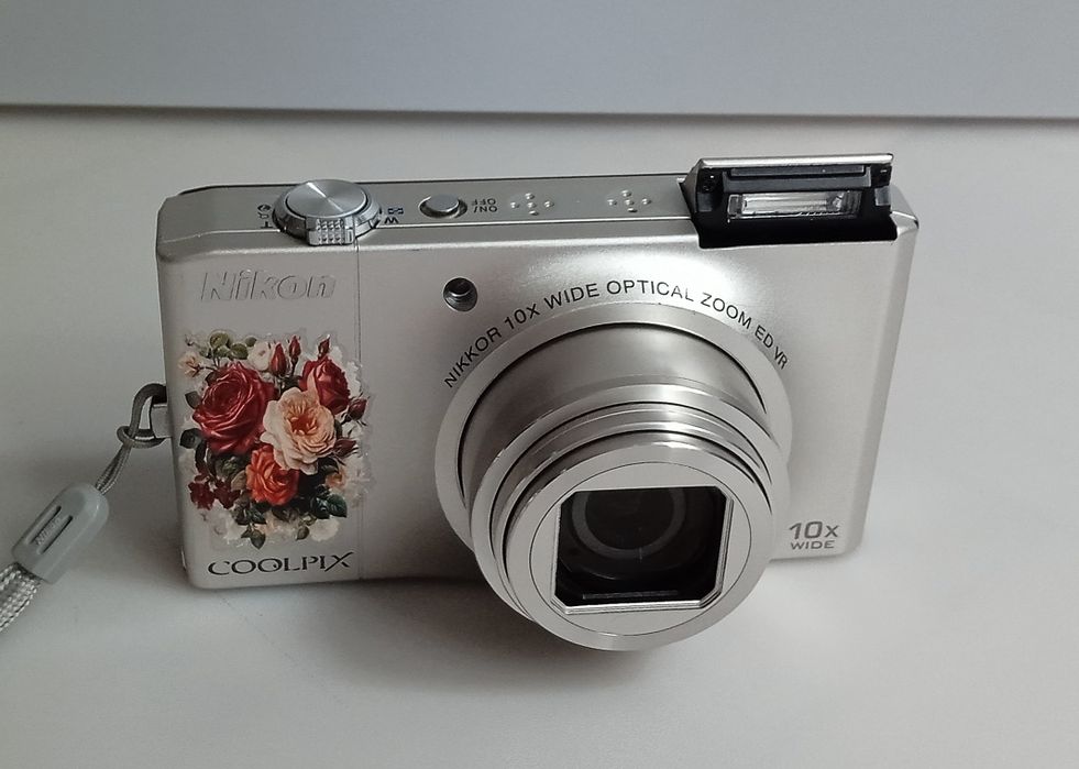 Nikon Coolpix S8000