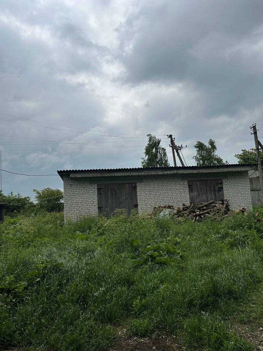Продаж частини колишнього колгоспного двору, с. Олишівка