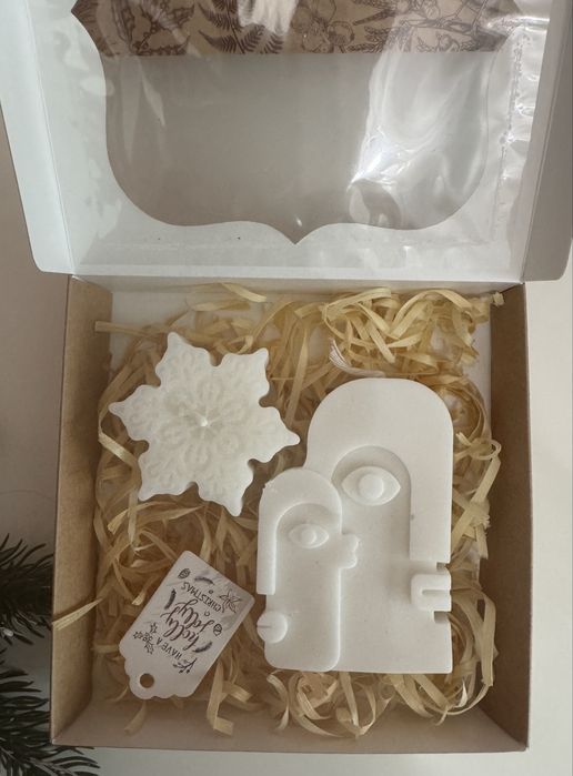 Свічки, новорічні подарунки