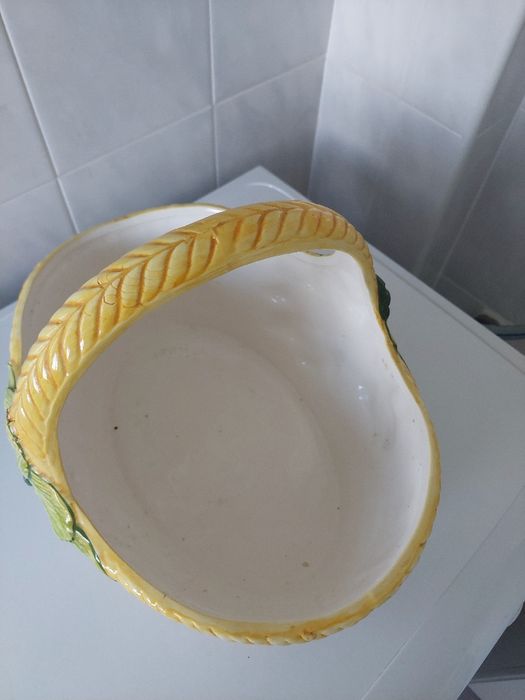 Ceramic fruit bowl with handle.433491435565230082