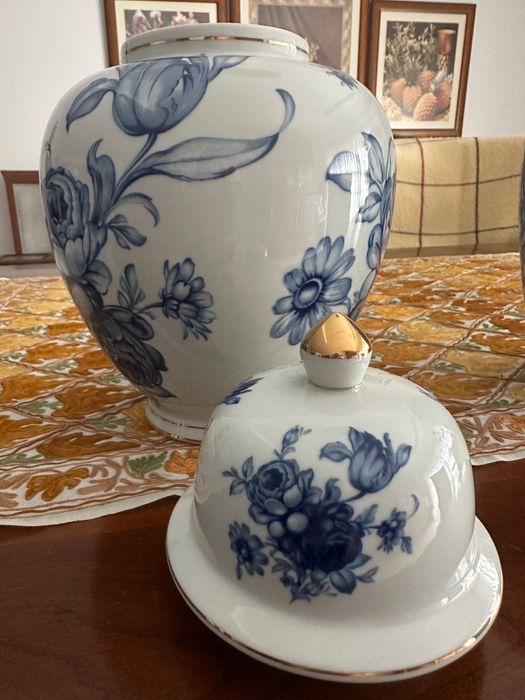 Jarras em louça azul