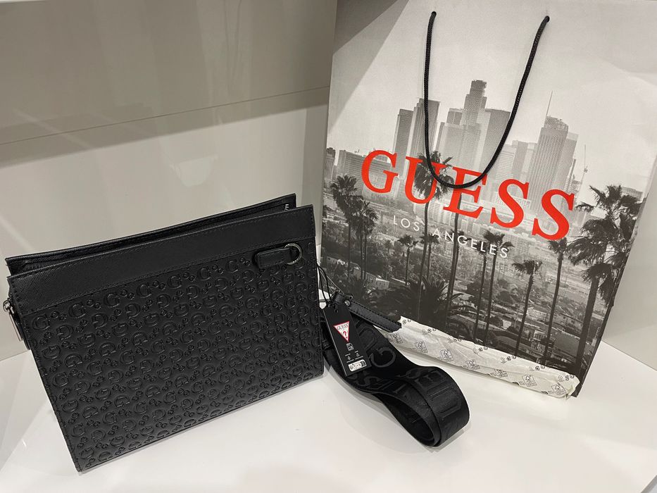 GUESS elegancka czarna kopertówka z tłoczonym wzorem monogramu i odpinanym paskiem