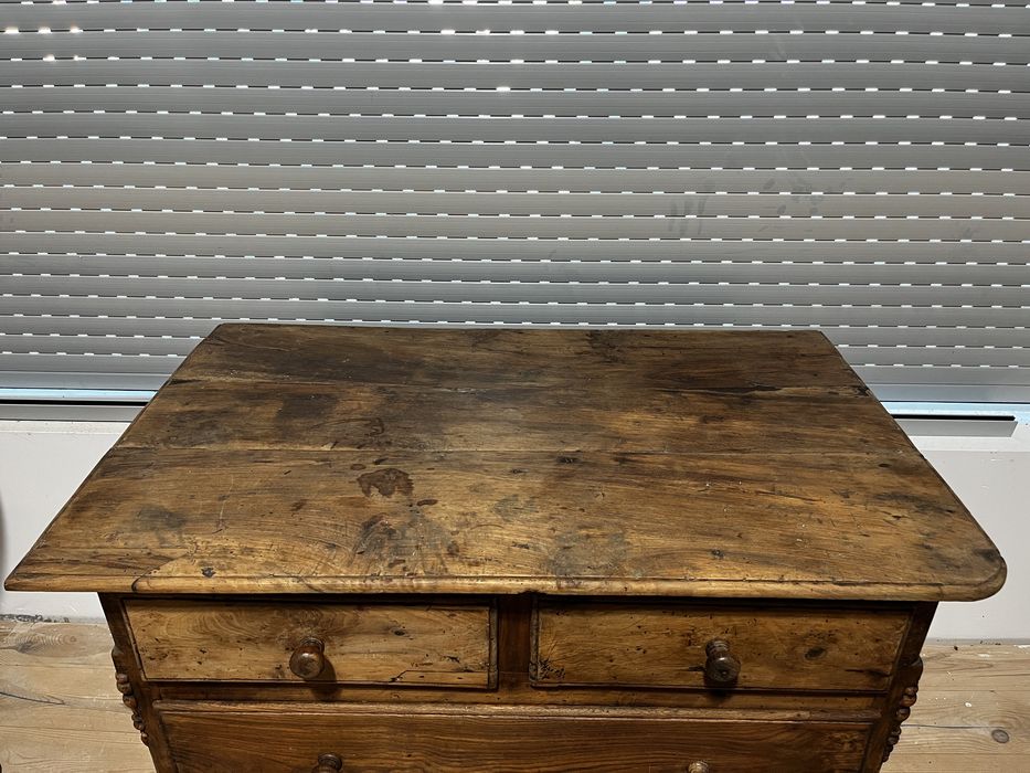 Comoda centenaria em madeira de castanho