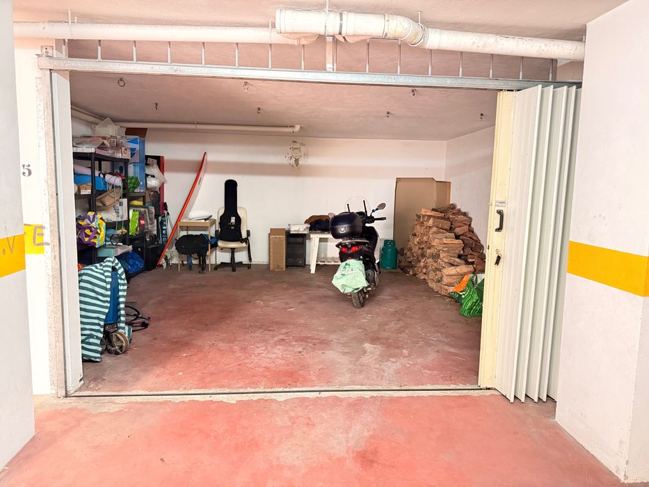 Garagem fechada de 32m2 no Baleal, Peniche.