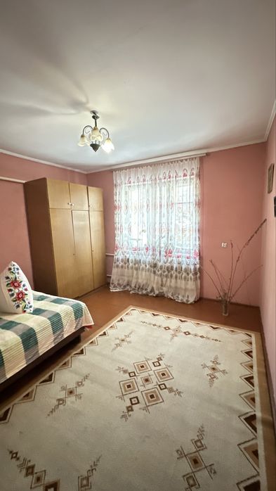 Добротний теплий будинок для життя біля лісу та річки