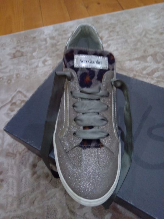 Жіночі кросівки.