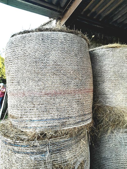 Vende se rolos de palha