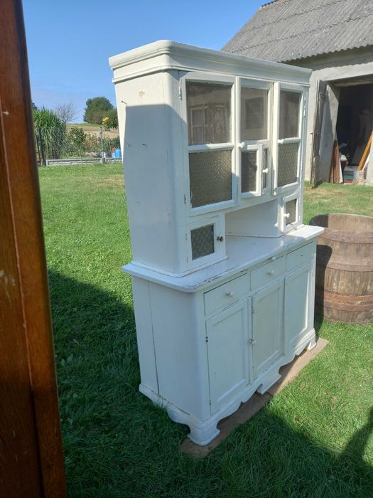 Stare meble i beczka