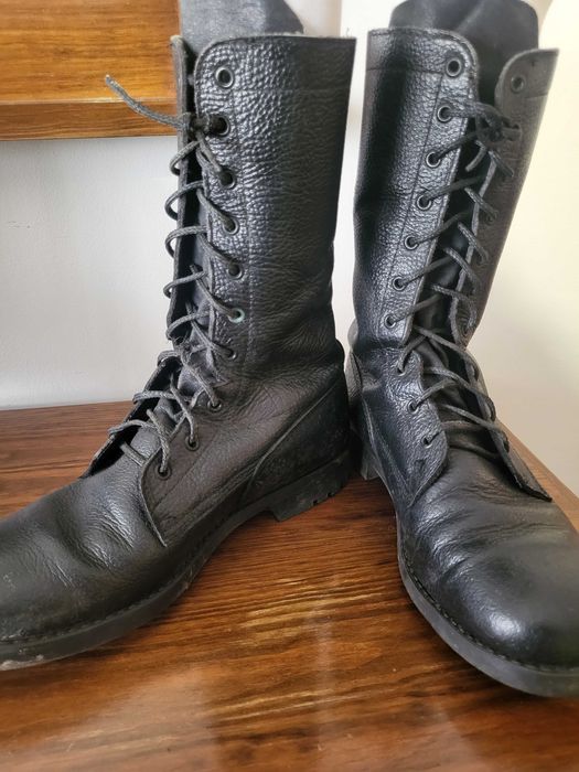 Botas militares genuínas (exército Portugal) de cano alto, pele preta, em excelente estado.