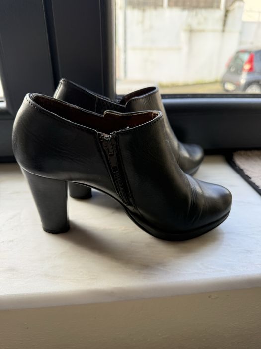 Botas em pele tam 35