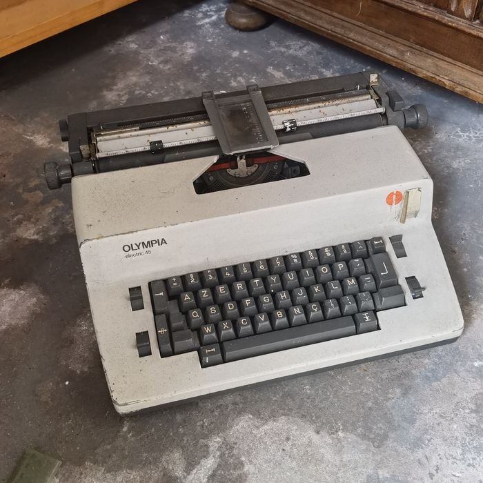 Máquina de escrever antiga Olimpia Elétric