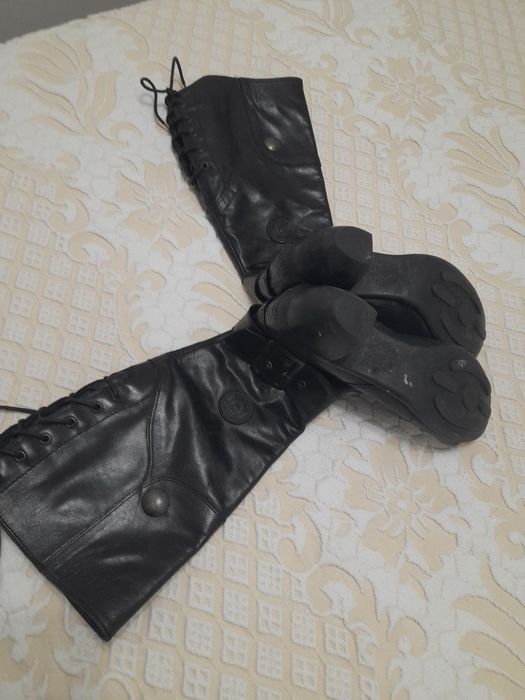 Botas em pele pretas de cano alto, marca Pataugas