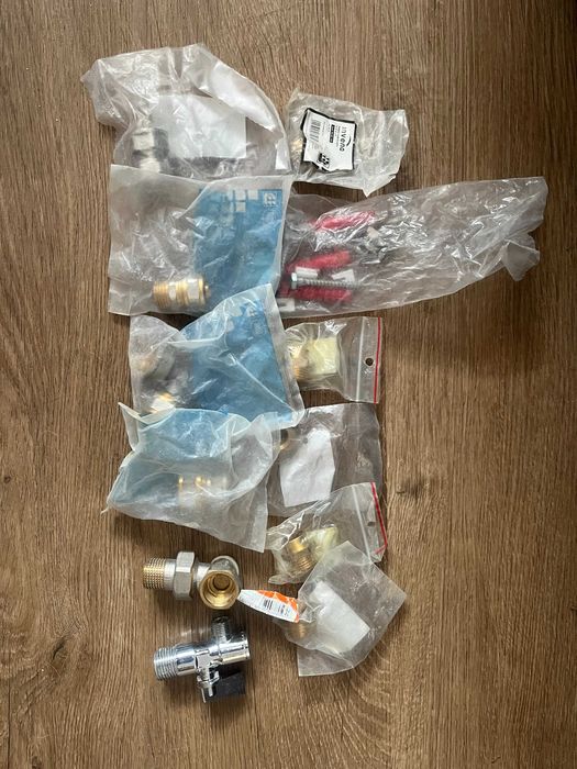 ZESTAW złączek, kolanek, trójników budowlanych (ponad 80 sztuk)