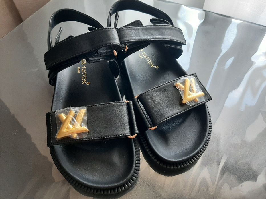 Кожаные сандали в стиле известного бренда