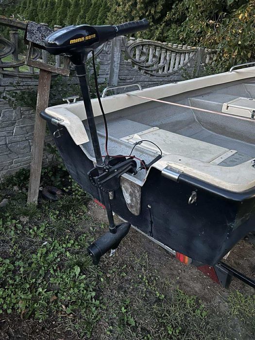 Łódka z silnikiem i przyczepką