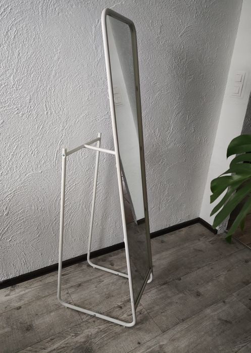 Duże lustro stojące z wieszakiem białe IKEA