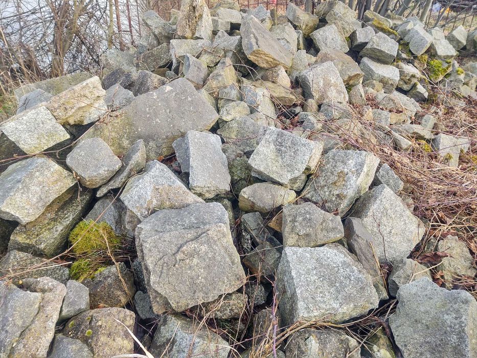 Granit łupany z rozbiórki placu