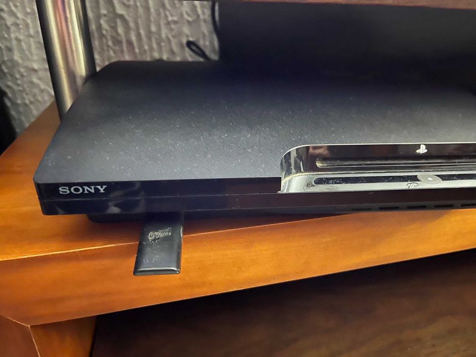 Consola de Jogos PS3 em Bom estado Desbloqueada com Vários extras