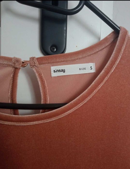 Różowa elegancka sukienka