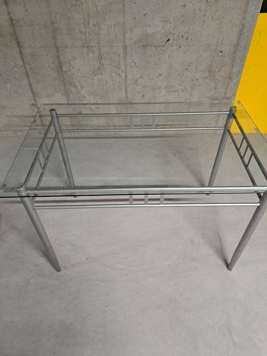 Stół ze szklanym blatem