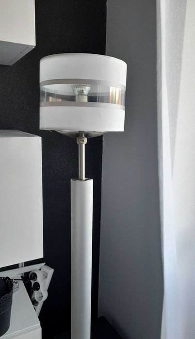 Designerska lampa stojąca srebro chrom   biel