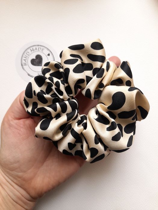 Jedwabna gumka w groszki scrunchie