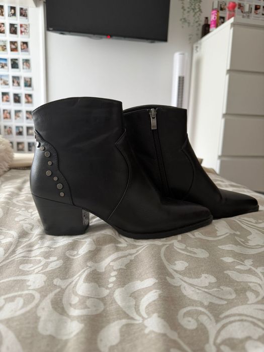 Botins em pele e tachas