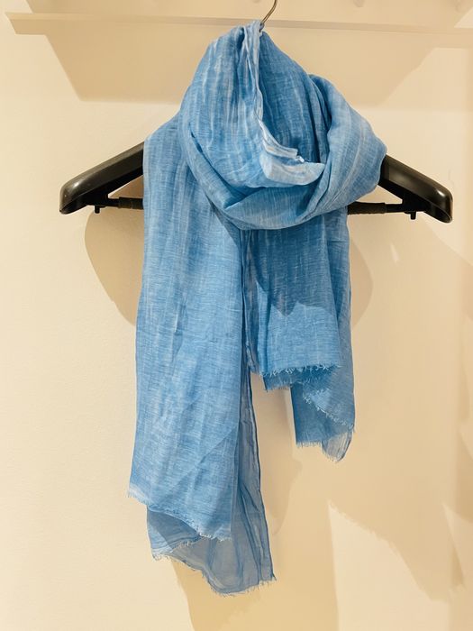 Écharpe azul em tecido leve