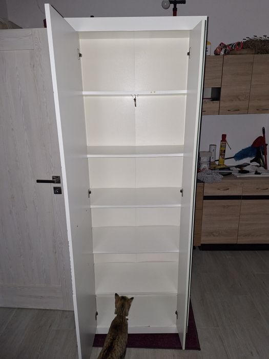 Sprzedam bialą szafe do przedpokoju