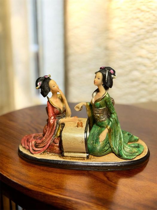 Статуетка у східному стилі – композиція з двох жінок