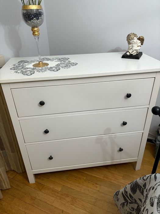 Cómoda e mesinhas de cabeceira brancas