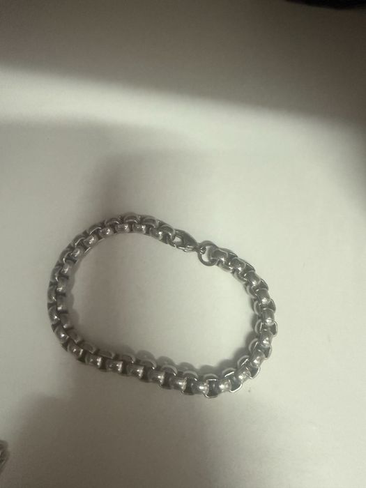 Pulseiras em Metal Prateado – 2 Modelos | Produto de Insolvência – 22€