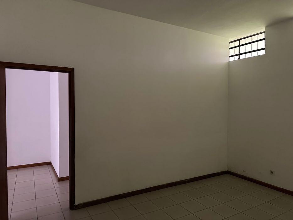 Loja comercial, na rua cónego Manuel Faria, nº160 em Maximinos. Área 90 m2