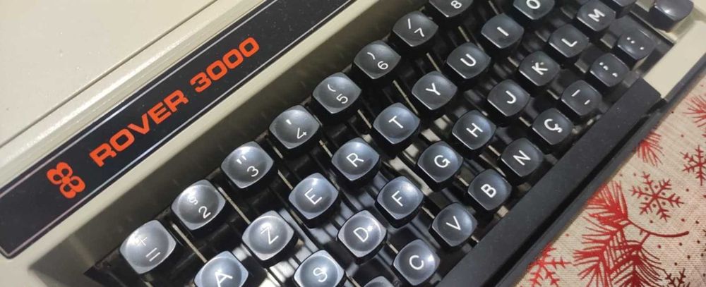 Máquina de escrever antiga mas como nova !