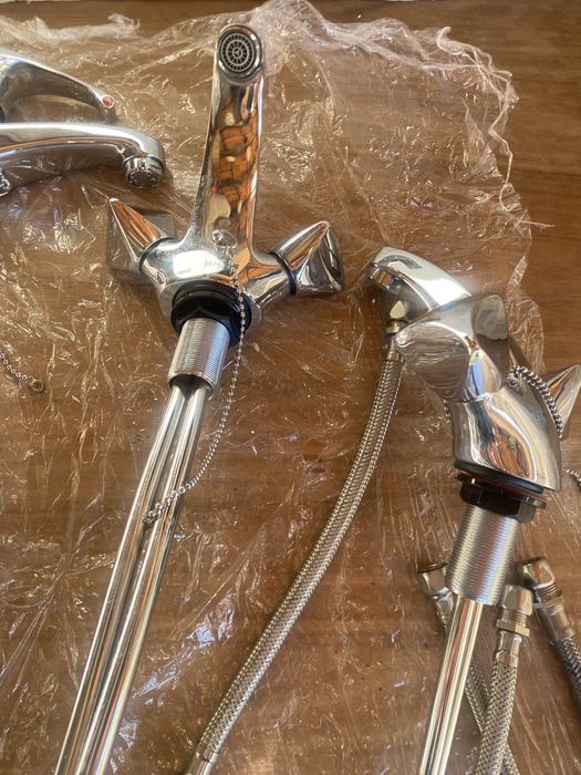 Conjunto de misturadoras para lavatorio com os acessorios da imagem