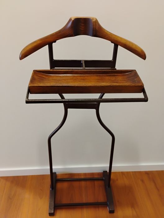 Cabide de pé em madeira e ferro