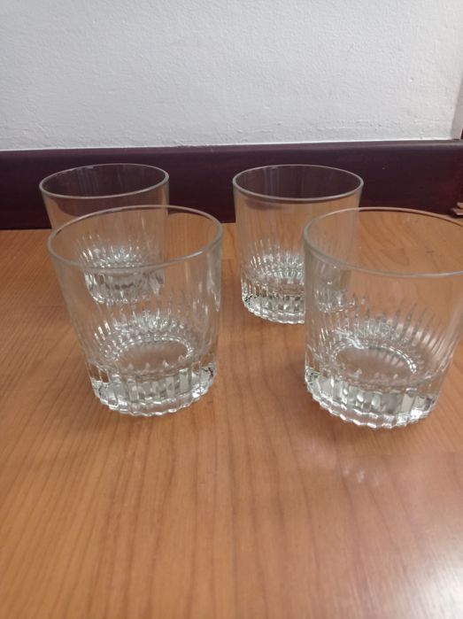 Quatro copos de whisky