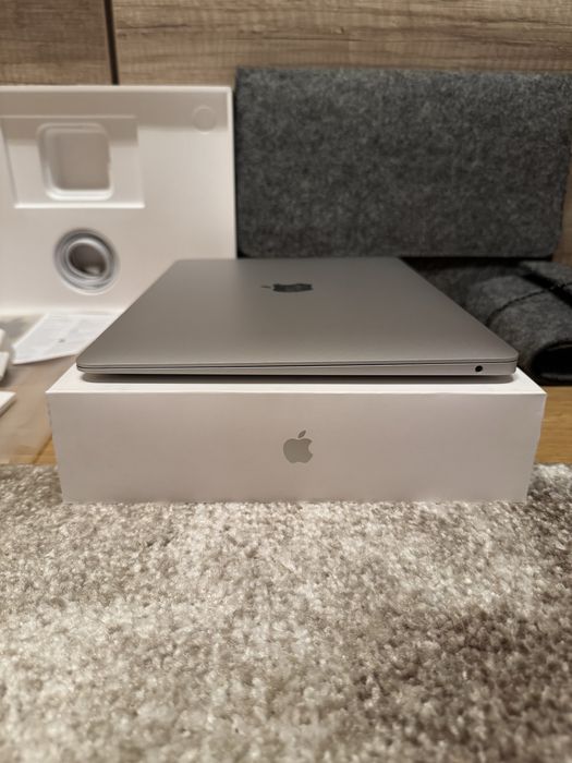 Macbook air 13 Intel 8/256 silver (як новий) 22 цикли