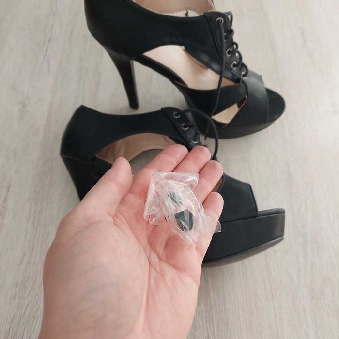 Wysokie wiązane szpilki 39