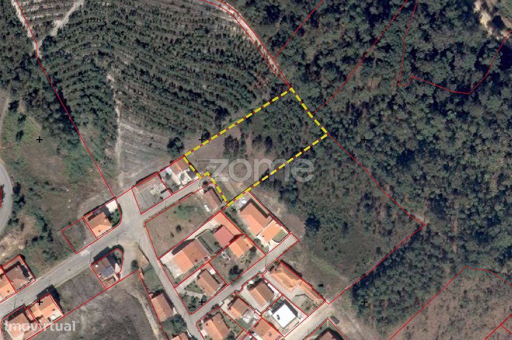 Terreno c/ viabilidade construtiva de Moradia térrea 4 frentes — Sobreira, Porto