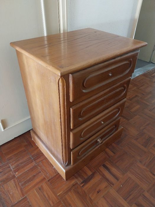 Mesinha de cabeceira usada madeira