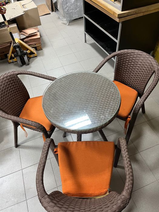 Ротанговий набір : стіл і стільці.