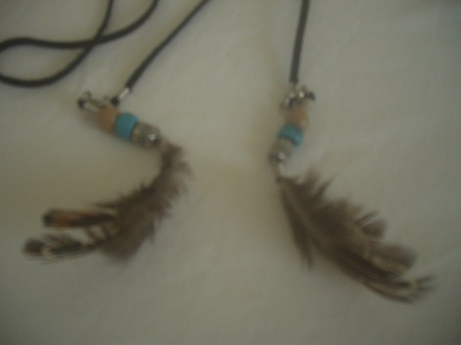 Fita de camurça com penas