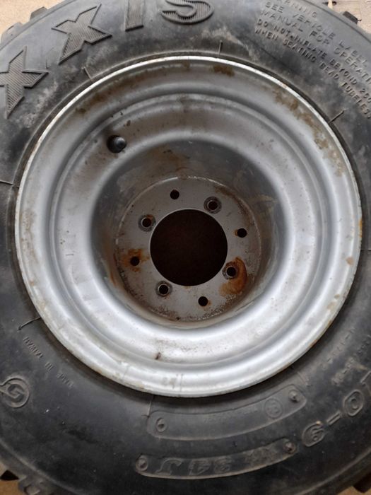 Jantes trás dupla furaçao uma é yamaha com pneus Maxxis
