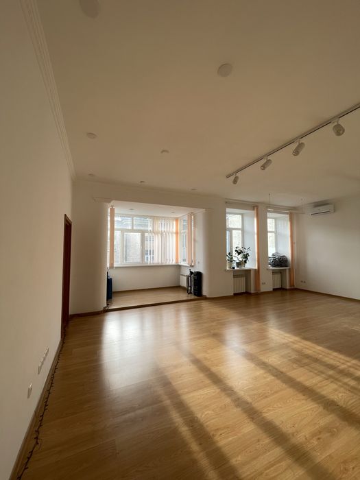 3 хв від метро Оренда світла студія зал погодинно центр йога танці